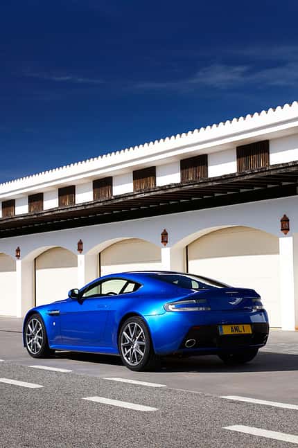 Aston Martin V8 Vantage S, Seitenansicht, schräg hinten
