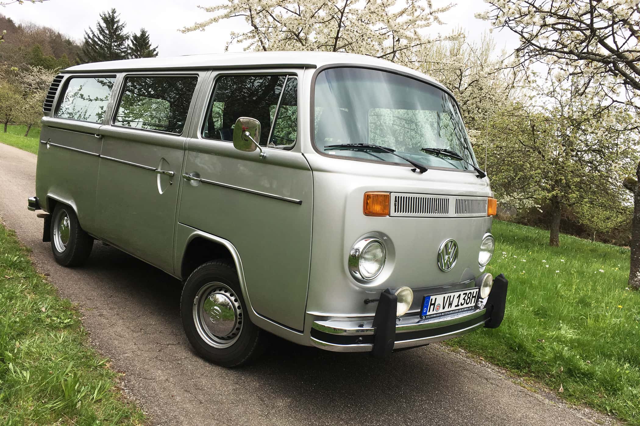 VW Bulli Bus T2 b 1979 Silberfisch