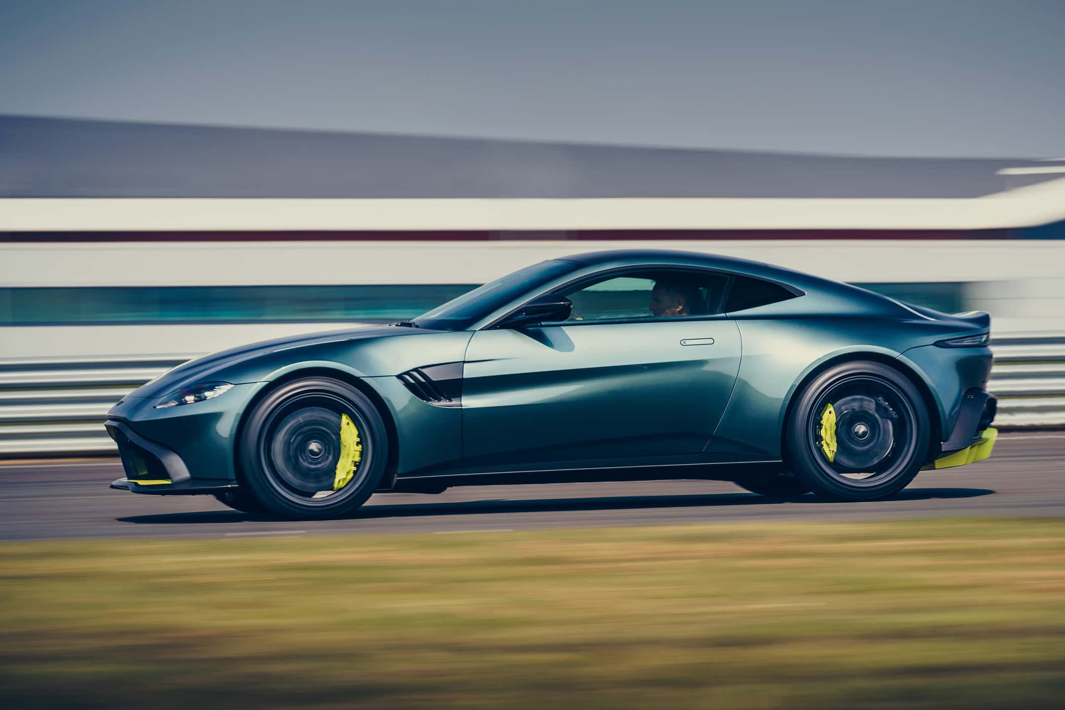 Aston Martin Vantage AMR
