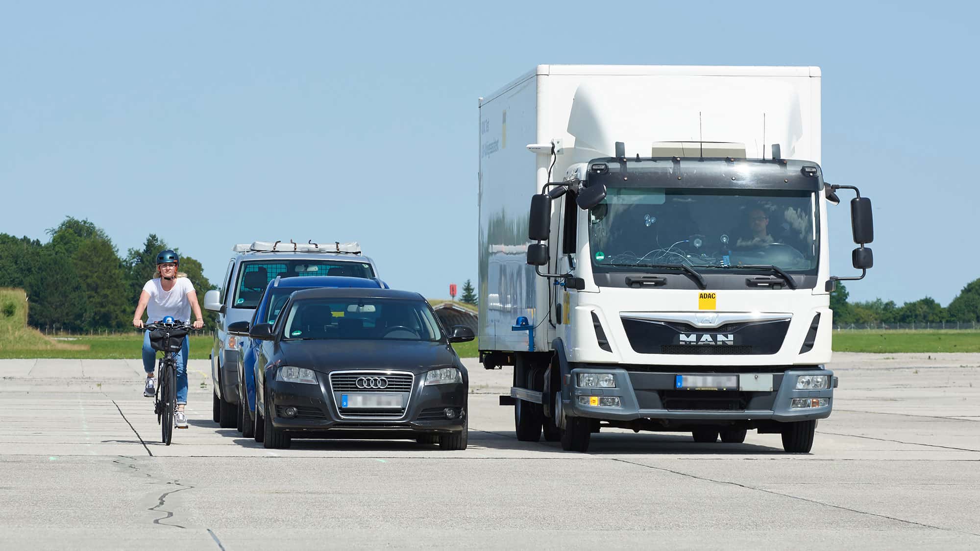 ADAC Lkw-Abbiegeasisstenten Test