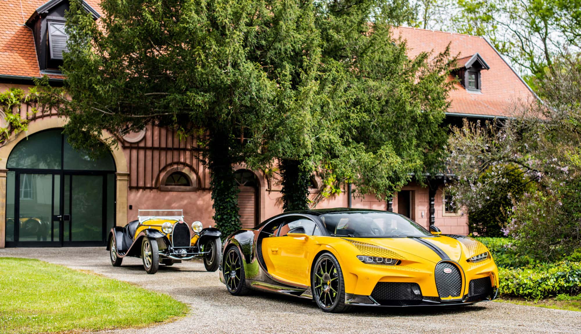Bugatti Chiron Super Sport 55 1 of 1 und Type 55 vor Haus
