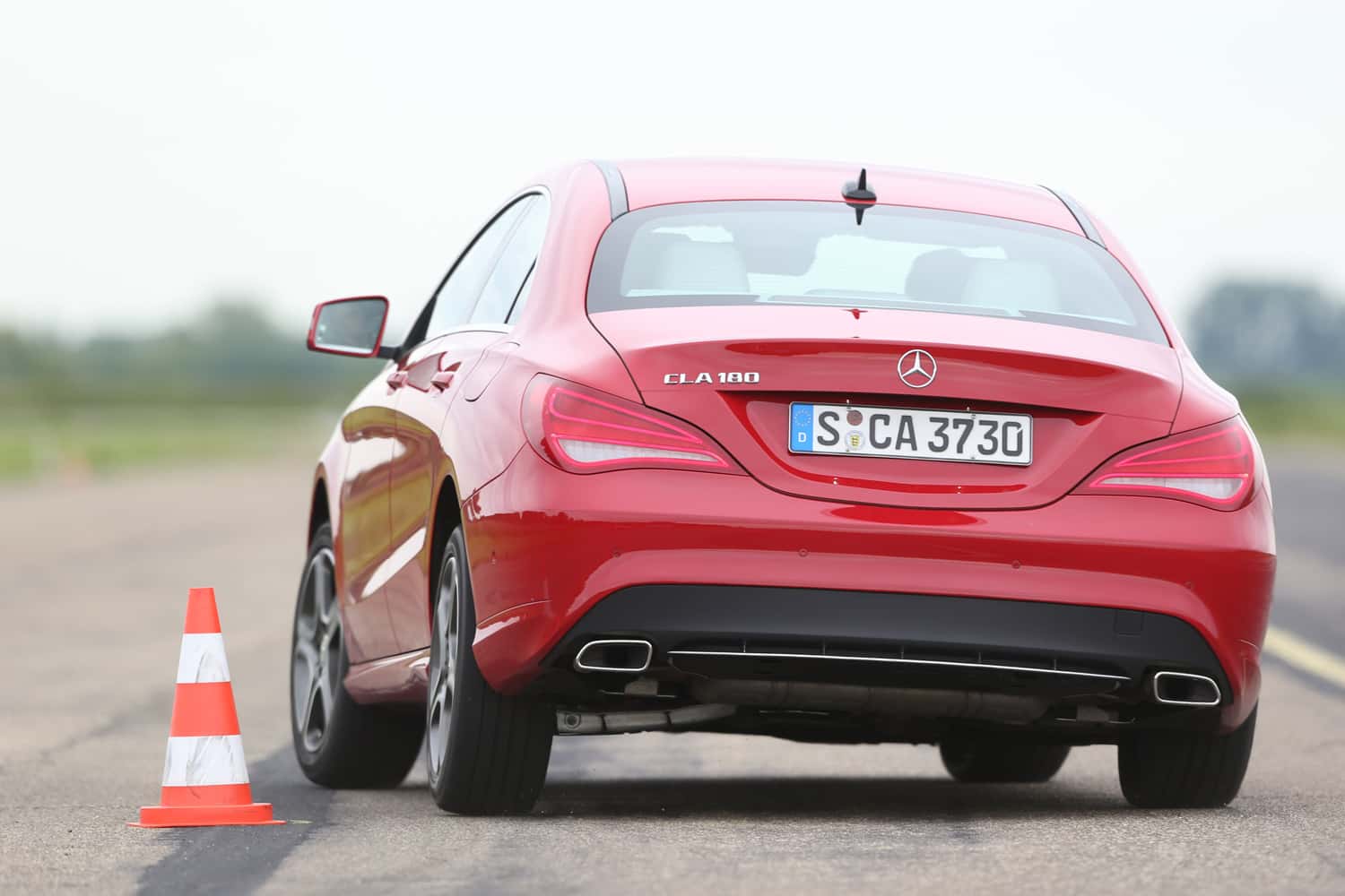 Mercedes CLA 180, Heckansicht, Slalom