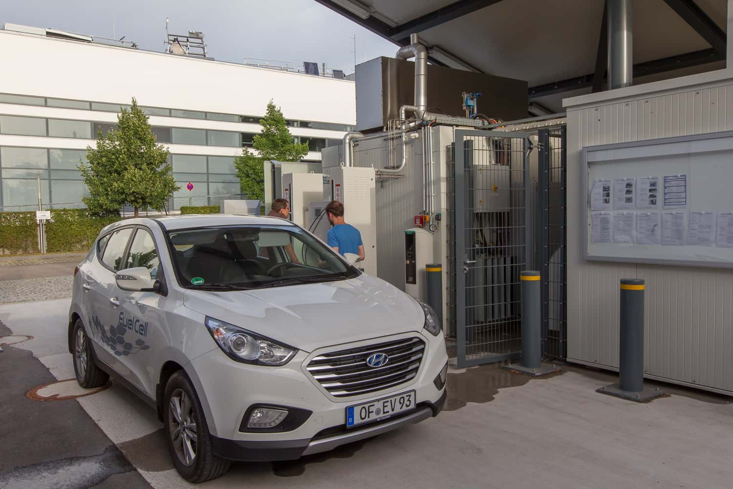 Hyundai ix35 Fuel Cell, Frontansicht, Tankstelle