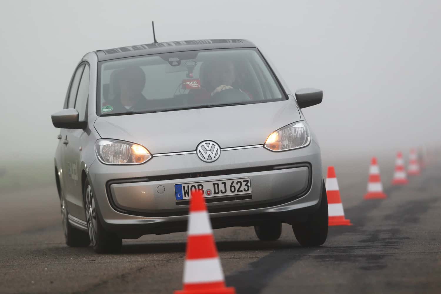 VW E-Up, Frontansicht, Slalom