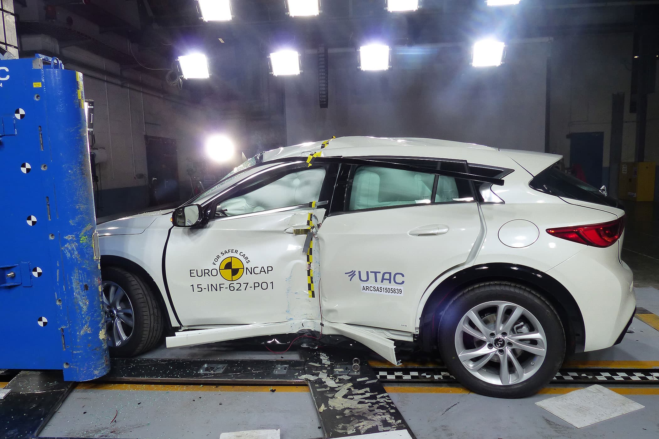 12/2015 EuroNCAP Crashtest Infiniti Q30.