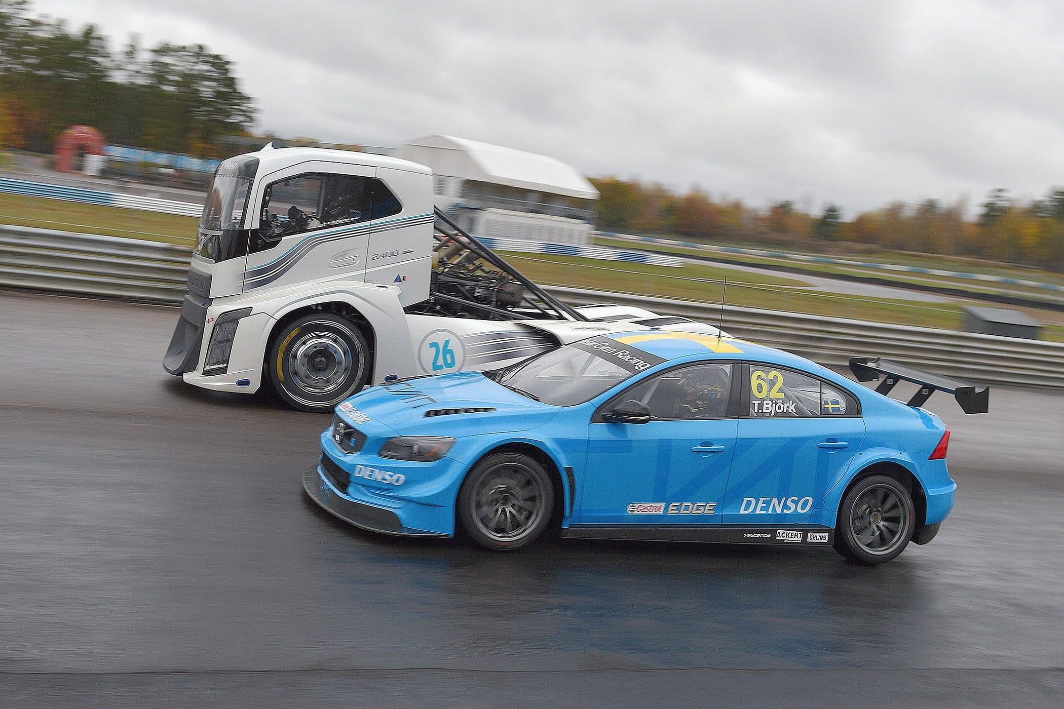 Volvo Iron Knight vs Volvo S60 Polestar WTCC